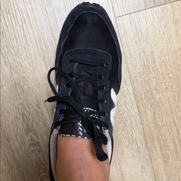 New Balance 410 Retro Black and White Light Weight Sneakers EUC - Picture 12 of 16